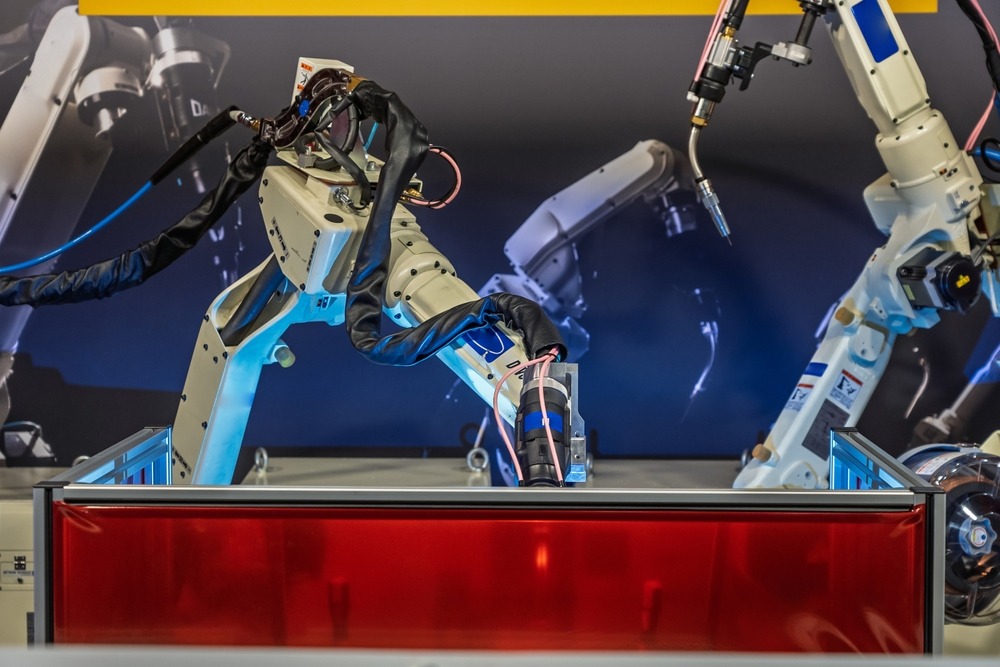 Cánh tay robot thực hiện thao tác hàn chi tiết trên dây chuyền sản xuất trong môi trường công nghiệp