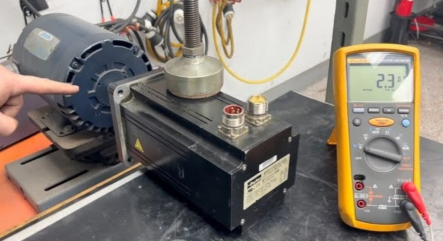 Dùng máy đo để kiểm tra nhiệt độ của động cơ servo motor