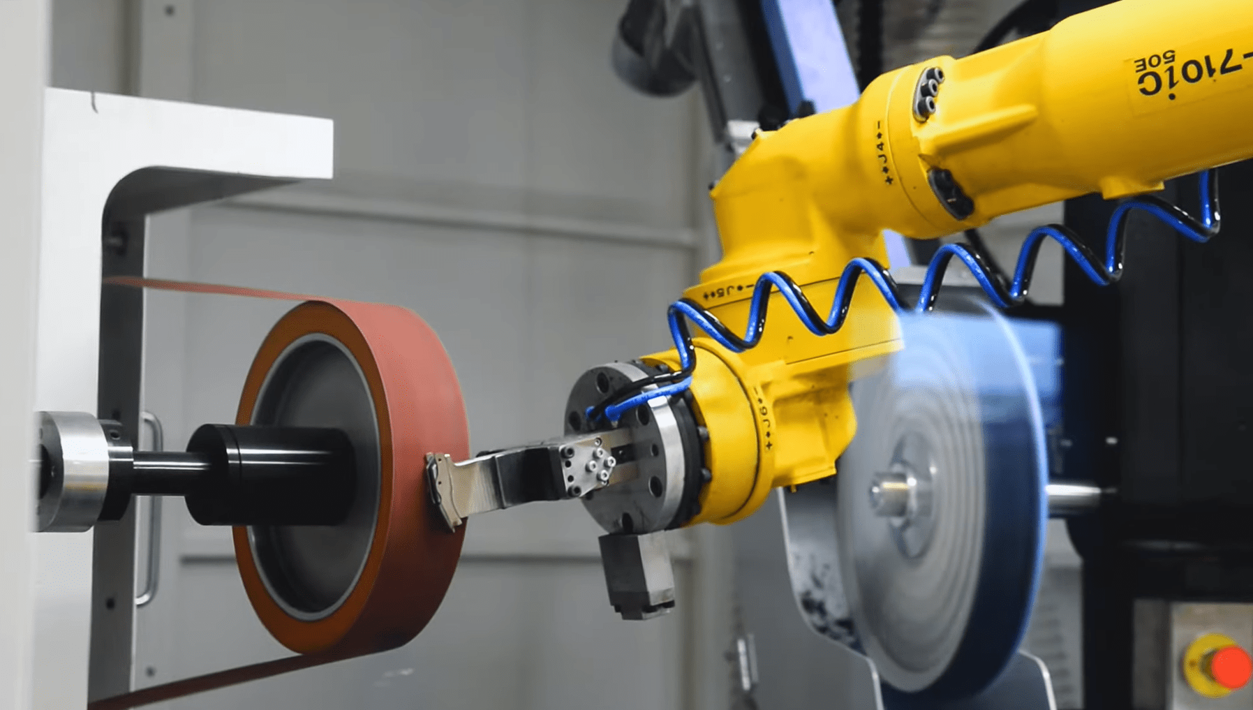 Ứng dụng robot mài công nghiệp hỗ trợ làm nhẵn bề mặt chi tiết kim loại