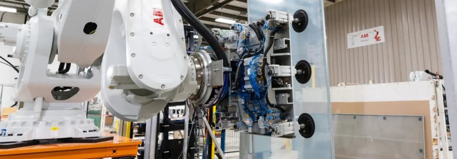 Cánh tay robot tích hợp đầu hút chân không đa điểm, đang nâng tấm kính lớn