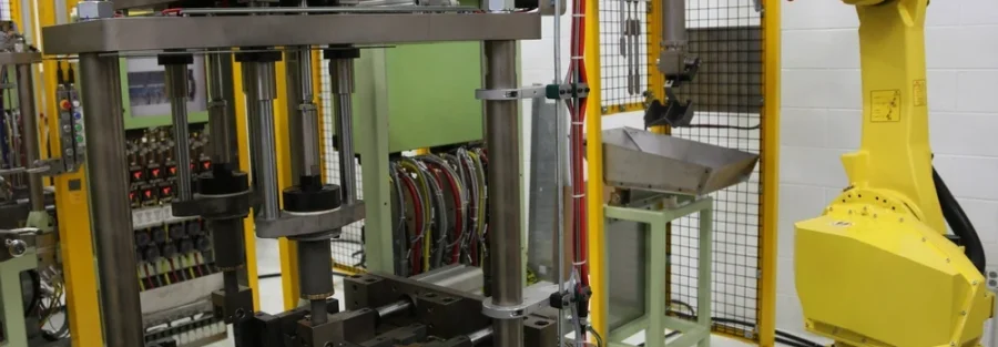 Robot gắp sản phẩm từ máy đúc khuôn kim loại