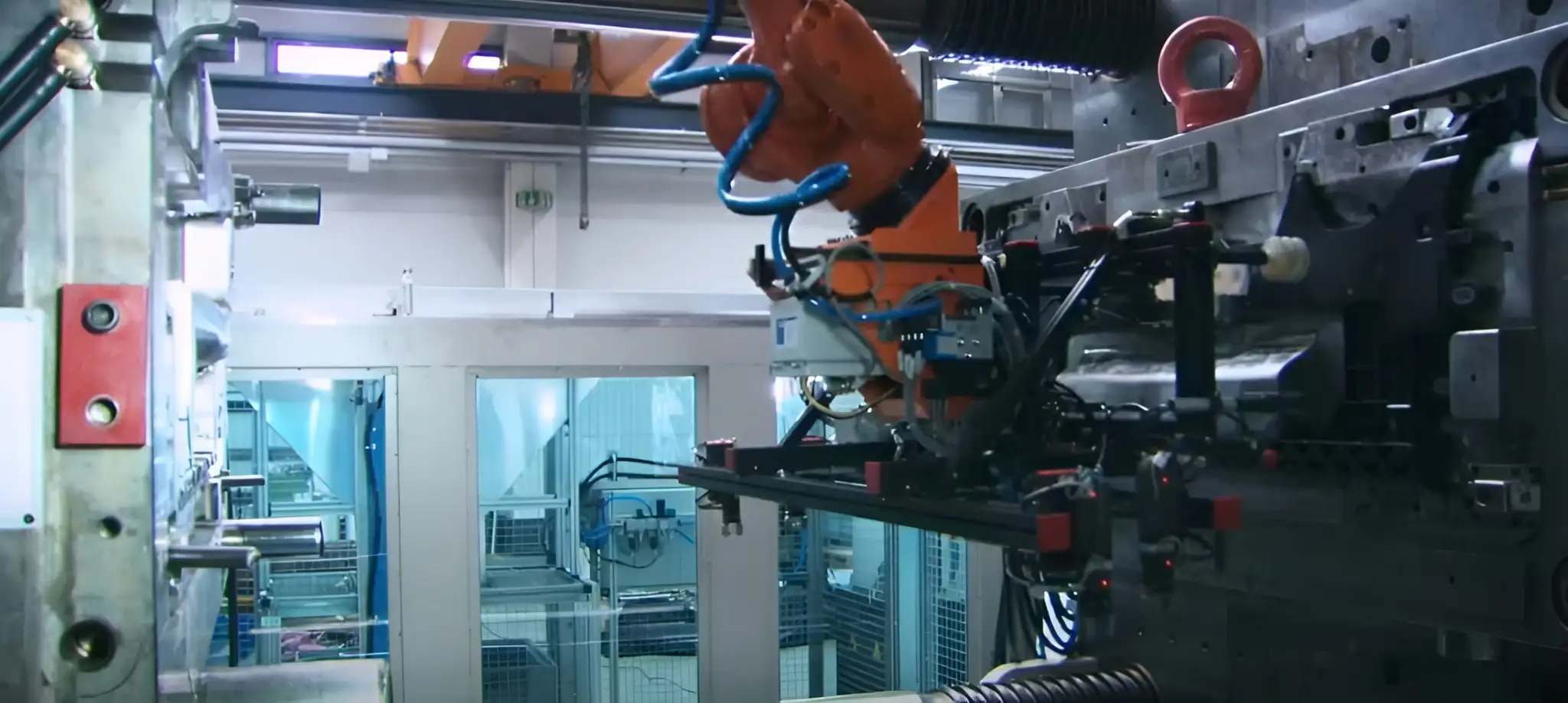 Robot công nghiệp thực hiện thao tác lấy sản phẩm nhựa trực tiếp từ máy ép