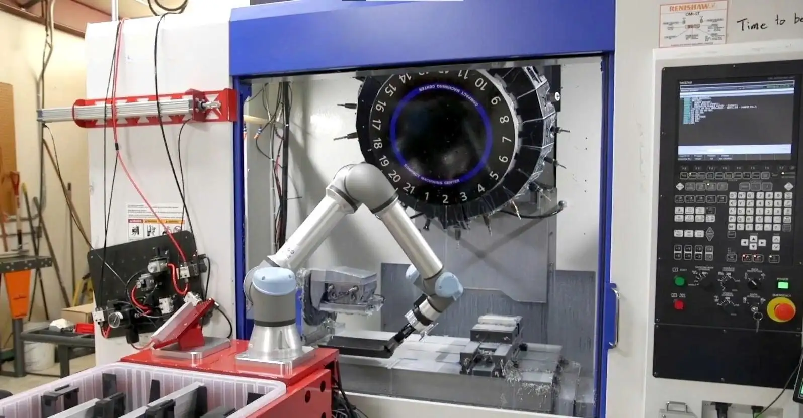 Cobot thực hiện thao tác cấp phôi và hỗ trợ gia công trên máy CNC