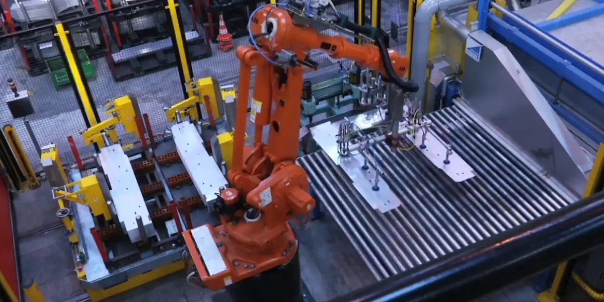 Dây chuyền máy dập tích hợp robot trong sản xuất công nghiệp