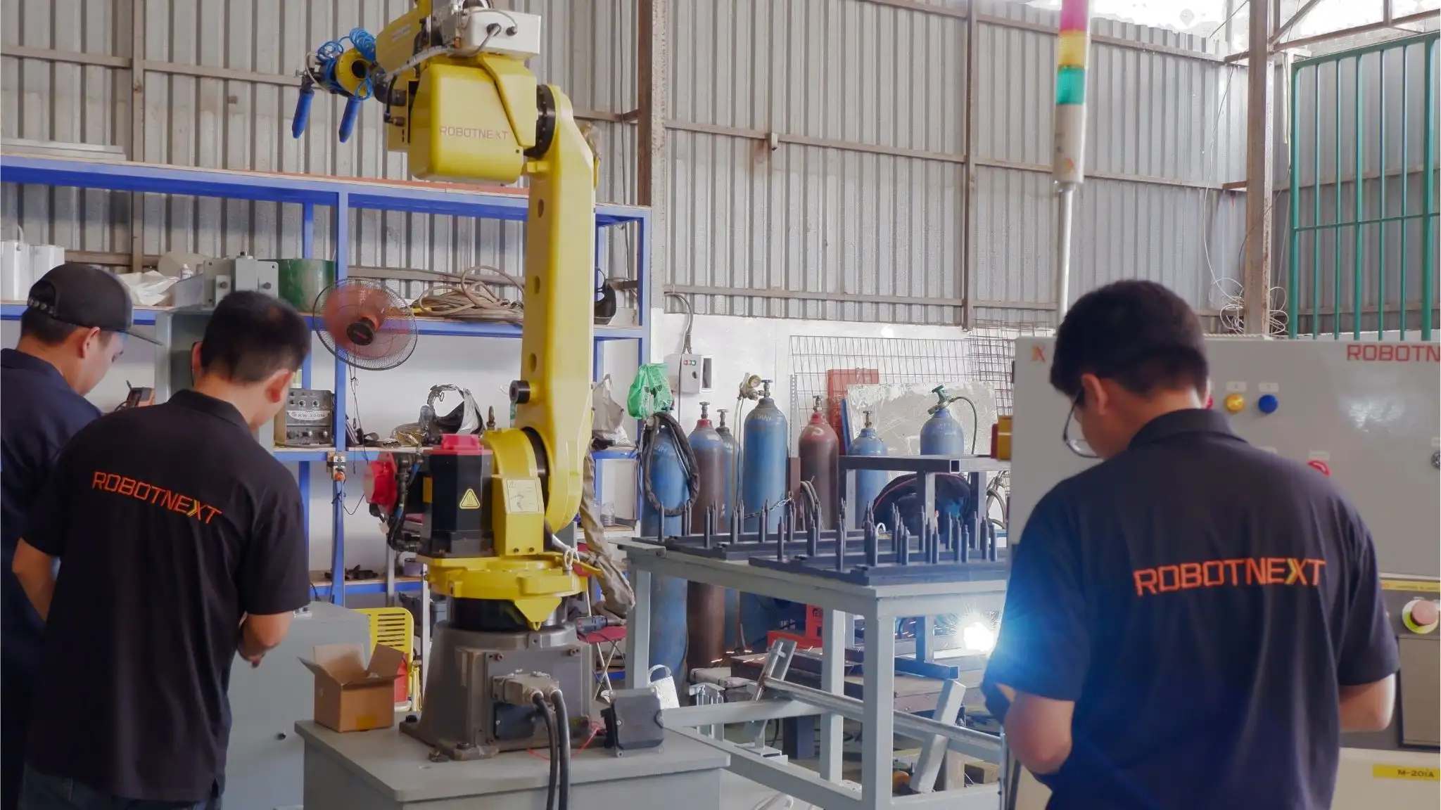 Đội kỹ thuật viên RobotNext đang nghiên cứu và ứng dụng robot công nghiệp để mang đến giải pháp phù hợp nhất cho khách hàng