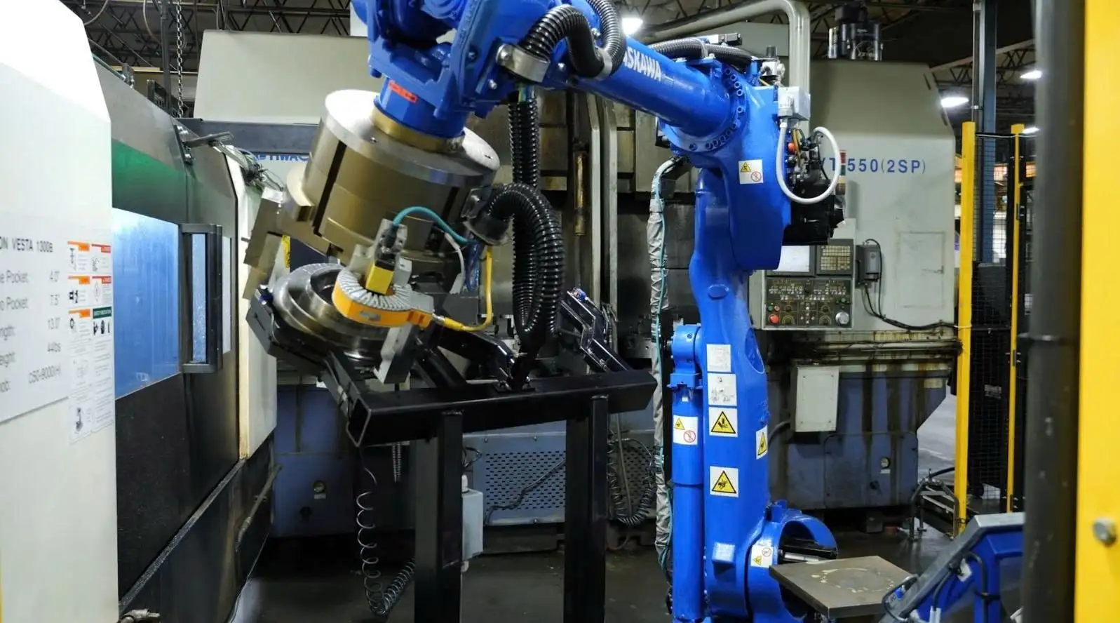 Tích hợp robot vào quy trình gia công CNC không chỉ rút ngắn thời gian thao tác mà còn tối ưu chất lượng sản phẩm