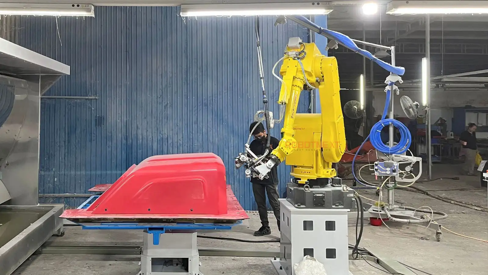 Kỹ sư RobotNext lập trình robot Fanuc phun vật liệu FRP