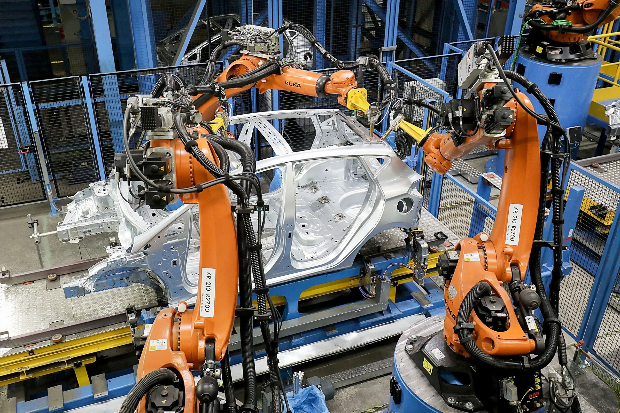 Robot công nghiệp đang lắp ráp thân vỏ xe