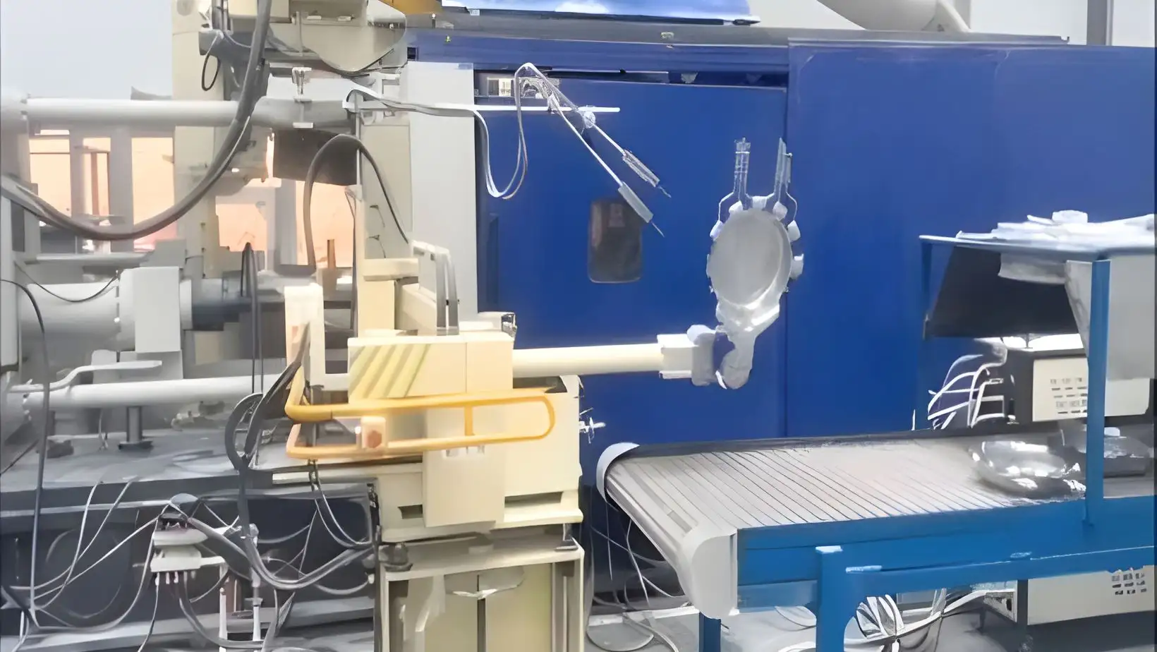 Robot chuyển vật đúc qua trạm kiểm tra