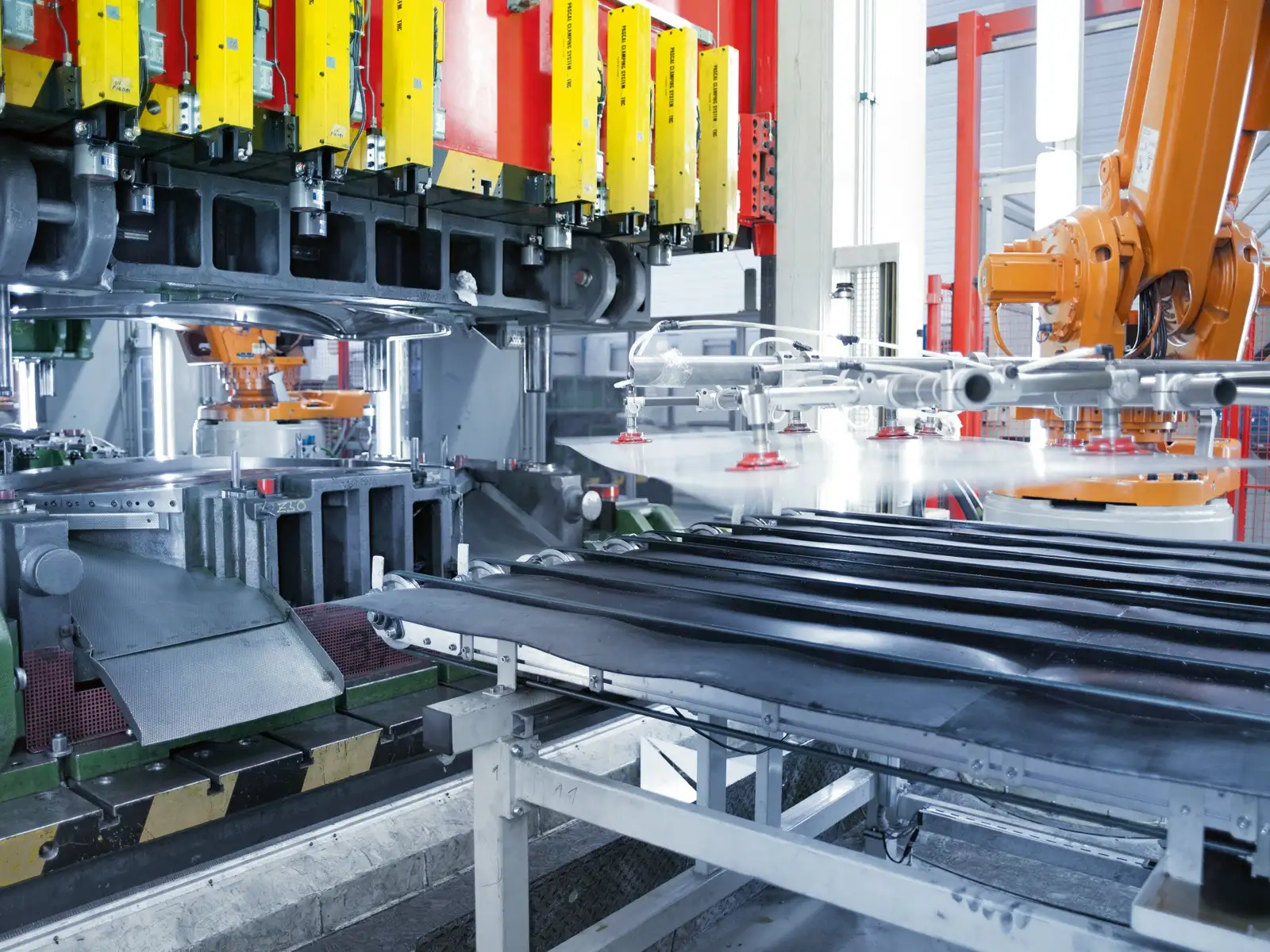 Áp dụng công nghệ tự động hóa dập kim loại vào sản xuất ra sao? 4 Robot công nghiệp đưa phôi kim loại vào khuôn máy dập