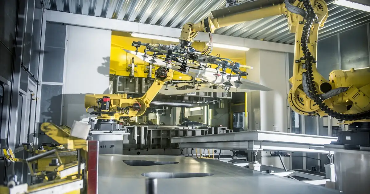 Áp dụng công nghệ tự động hóa dập kim loại vào sản xuất ra sao? 5 Robot gắp sản phẩm tấm kim loại