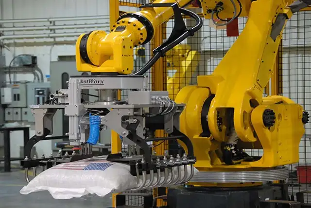 Robot palletizing sử dụng tay kẹp chuyên dụng để gắp