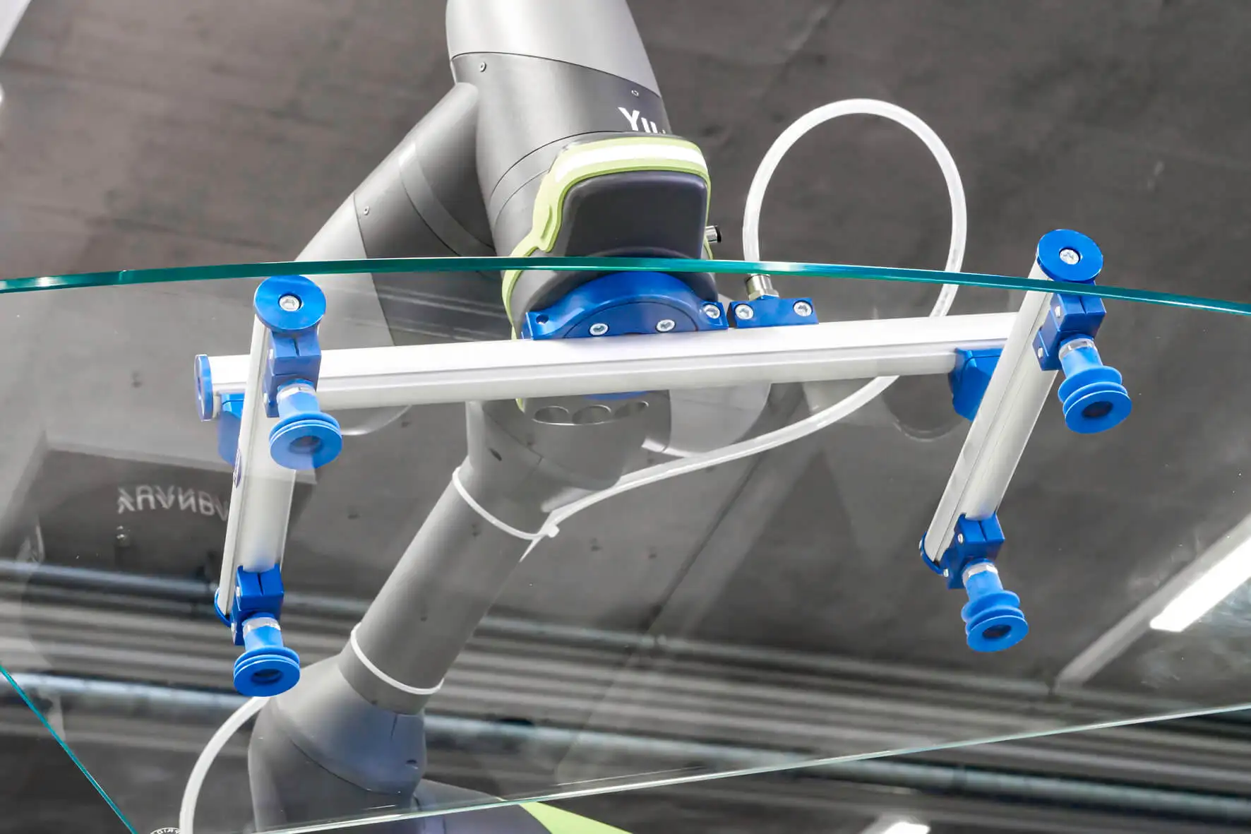 Robot sử dụng gripper hút chân không để gắp và di chuyển tấm kính
